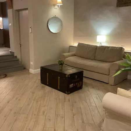 Apartment Zero Coach